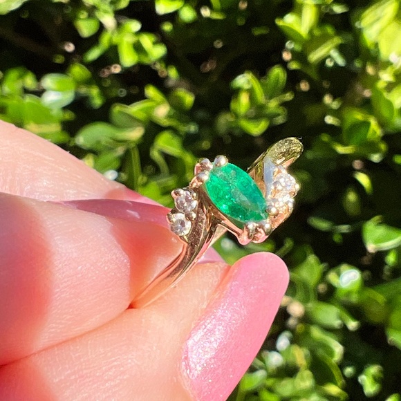 VINTAGE 14K YELLOW GOLD MARQUISE CUT EMERALD DIAMOND RING